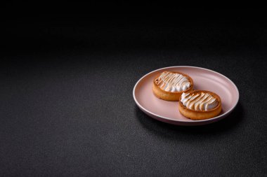 Limonlu turta, kremalı pasta veya meyveli turta. Tatlı, sabah sofrası için tatlı.