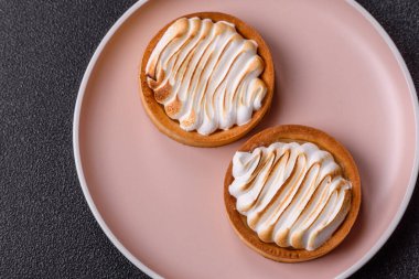 Limonlu turta, kremalı pasta veya meyveli turta. Tatlı, sabah sofrası için tatlı.