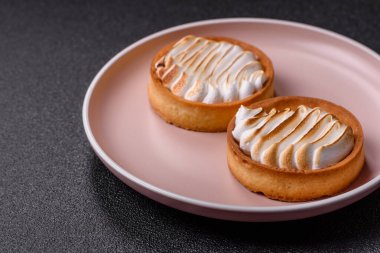 Limonlu turta, kremalı pasta veya meyveli turta. Tatlı, sabah sofrası için tatlı.