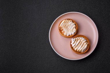 Limonlu turta, kremalı pasta veya meyveli turta. Tatlı, sabah sofrası için tatlı.
