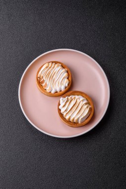 Limonlu turta, kremalı pasta veya meyveli turta. Tatlı, sabah sofrası için tatlı.