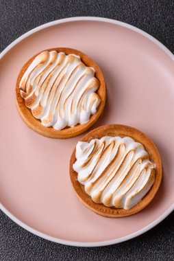 Limonlu turta, kremalı pasta veya meyveli turta. Tatlı, sabah sofrası için tatlı.