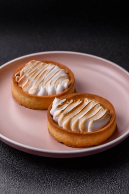 Limonlu turta, kremalı pasta veya meyveli turta. Tatlı, sabah sofrası için tatlı.