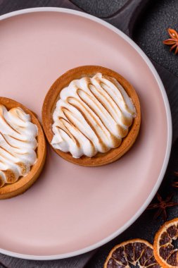 Limonlu turta, kremalı pasta veya meyveli turta. Tatlı, sabah sofrası için tatlı.