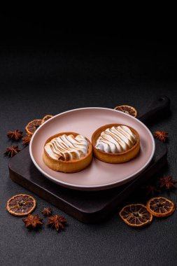 Limonlu turta, kremalı pasta veya meyveli turta. Tatlı, sabah sofrası için tatlı.