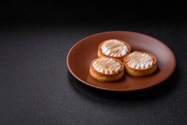 Limonlu turta, kremalı pasta veya meyveli turta. Tatlı, sabah sofrası için tatlı.