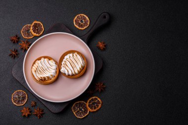 Limonlu turta, kremalı pasta veya meyveli turta. Tatlı, sabah sofrası için tatlı.