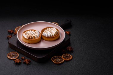 Limonlu turta, kremalı pasta veya meyveli turta. Tatlı, sabah sofrası için tatlı.