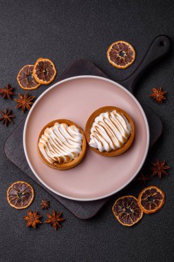 Limonlu turta, kremalı pasta veya meyveli turta. Tatlı, sabah sofrası için tatlı.