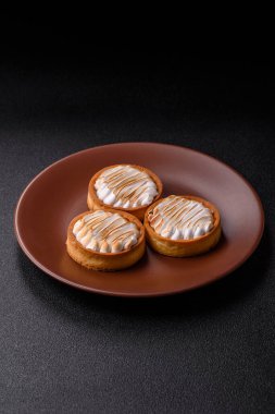 Limonlu turta, kremalı pasta veya meyveli turta. Tatlı, sabah sofrası için tatlı.