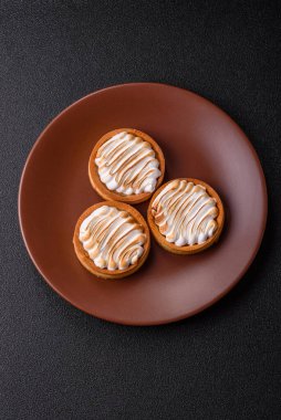 Limonlu turta, kremalı pasta veya meyveli turta. Tatlı, sabah sofrası için tatlı.