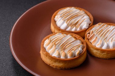 Limonlu turta, kremalı pasta veya meyveli turta. Tatlı, sabah sofrası için tatlı.