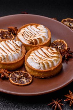 Limonlu turta, kremalı pasta veya meyveli turta. Tatlı, sabah sofrası için tatlı.