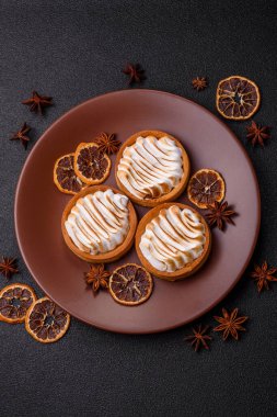 Limonlu turta, kremalı pasta veya meyveli turta. Tatlı, sabah sofrası için tatlı.