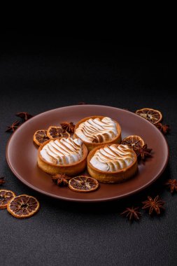 Limonlu turta, kremalı pasta veya meyveli turta. Tatlı, sabah sofrası için tatlı.