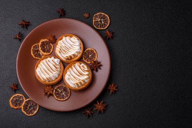 Limonlu turta, kremalı pasta veya meyveli turta. Tatlı, sabah sofrası için tatlı.