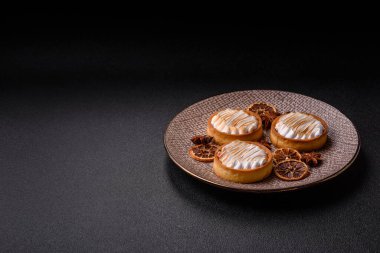 Limonlu turta, kremalı pasta veya meyveli turta. Tatlı, sabah sofrası için tatlı.