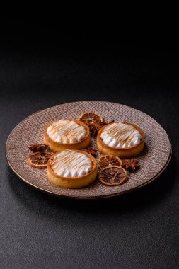 Limonlu turta, kremalı pasta veya meyveli turta. Tatlı, sabah sofrası için tatlı.