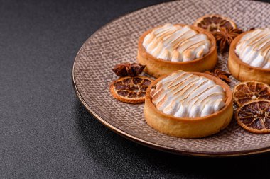 Limonlu turta, kremalı pasta veya meyveli turta. Tatlı, sabah sofrası için tatlı.