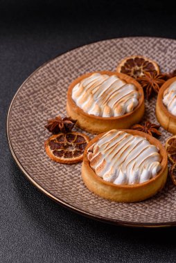 Limonlu turta, kremalı pasta veya meyveli turta. Tatlı, sabah sofrası için tatlı.