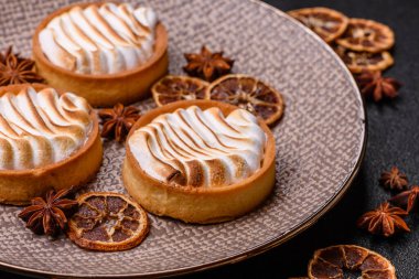 Limonlu turta, kremalı pasta veya meyveli turta. Tatlı, sabah sofrası için tatlı.