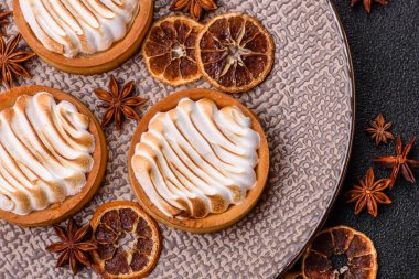 Limonlu turta, kremalı pasta veya meyveli turta. Tatlı, sabah sofrası için tatlı.