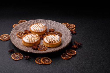 Limonlu turta, kremalı pasta veya meyveli turta. Tatlı, sabah sofrası için tatlı.