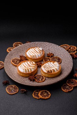 Limonlu turta, kremalı pasta veya meyveli turta. Tatlı, sabah sofrası için tatlı.