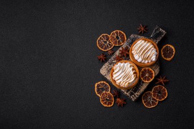 Limonlu turta, kremalı pasta veya meyveli turta. Tatlı, sabah sofrası için tatlı.