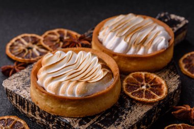 Limonlu turta, kremalı pasta veya meyveli turta. Tatlı, sabah sofrası için tatlı.