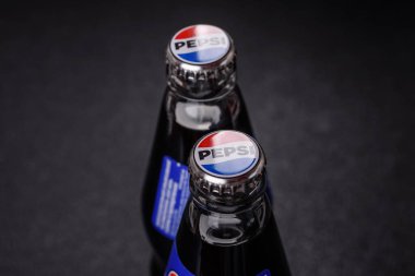Nikopol, Dnepropetrovsk bölgesi Ukrayna - 24 Nisan 2025: Siyah arka planda bir şişe soğutulmuş pepsi. Sıcak bir yaz gününde serin bir içecek.