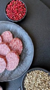 Dilimlenmiş salam sosisi, tütsülenmiş et, tabakta lezzetli mezeler.