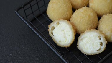 Kızarmış peynirli toplar ya da patatesli kroket ya da pilav. Abur cubur, fast food, abur cubur