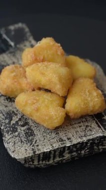 Kızarmış peynirli toplar ya da patatesli kroket ya da pilav. Abur cubur, fast food, abur cubur