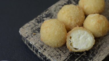Kızarmış peynirli toplar ya da patatesli kroket ya da pilav. Abur cubur, fast food, abur cubur