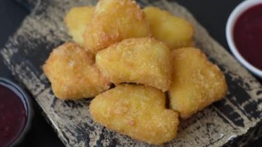 Kızarmış peynirli toplar ya da patatesli kroket ya da pilav. Abur cubur, fast food, abur cubur