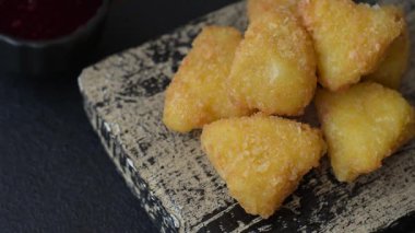 Kızarmış peynirli toplar ya da patatesli kroket ya da pilav. Abur cubur, fast food, abur cubur