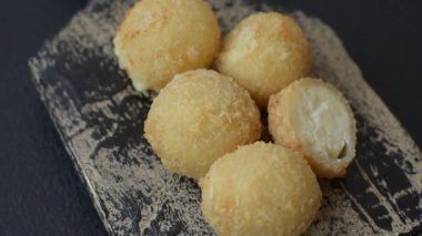 Kızarmış peynirli toplar ya da patatesli kroket ya da pilav. Abur cubur, fast food, abur cubur