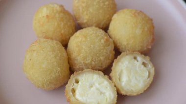 Kızarmış peynirli toplar ya da patatesli kroket ya da pilav. Abur cubur, fast food, abur cubur