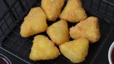Kızarmış mozzarella ya da kızılcık ya da ahududu soslu peynir. Fast food, aperatif, abur cubur