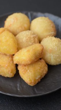 Kızarmış mozzarella ya da kızılcık ya da ahududu soslu peynir. Fast food, aperatif, abur cubur