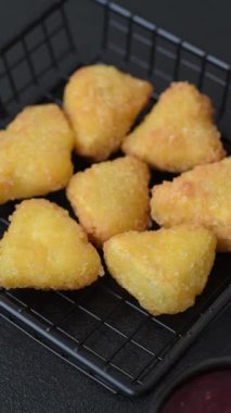 Kızarmış mozzarella ya da kızılcık ya da ahududu soslu peynir. Fast food, aperatif, abur cubur