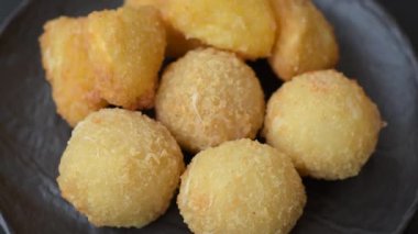 Kızarmış mozzarella ya da kızılcık ya da ahududu soslu peynir. Fast food, aperatif, abur cubur