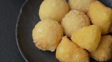 Kızarmış mozzarella ya da kızılcık ya da ahududu soslu peynir. Fast food, aperatif, abur cubur