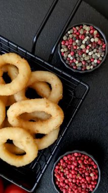 Soğan halkaları ya da kalamar halkaları kıtır kıtır, soslu. Fast food, restaurant, abur cubur
