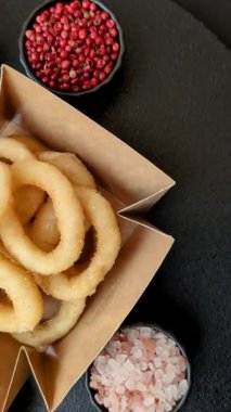 Soğan halkaları ya da kalamar halkaları kıtır kıtır, soslu. Fast food, restaurant, abur cubur