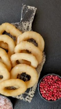 Soğan halkaları ya da kalamar halkaları kıtır kıtır, soslu. Fast food, restaurant, abur cubur