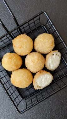 Kızarmış peynirli toplar ya da patatesli kroket ya da pilav. Abur cubur, fast food, abur cubur