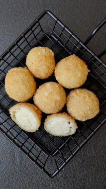 Kızarmış peynirli toplar ya da patatesli kroket ya da pilav. Abur cubur, fast food, abur cubur