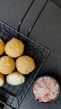 Kızarmış peynirli toplar ya da patatesli kroket ya da pilav. Abur cubur, fast food, abur cubur